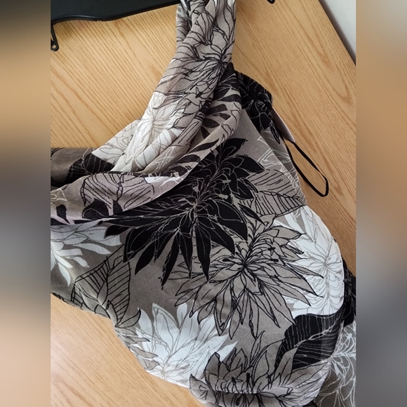 Gray off-the-shoulder dress with flowers - Picture 6 of 7